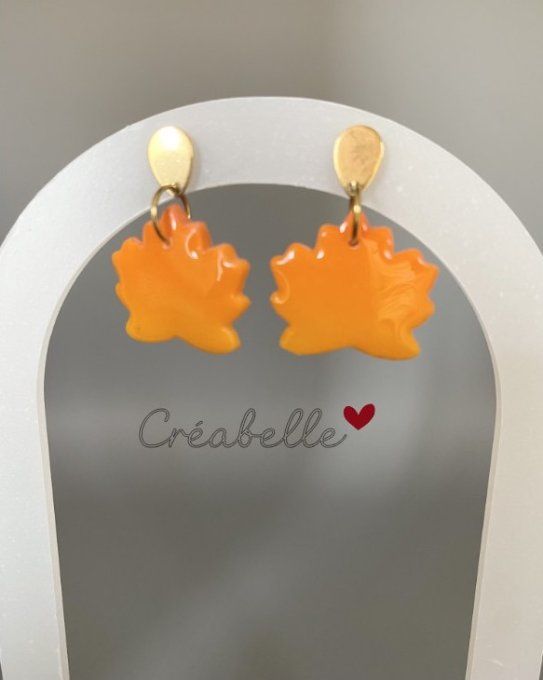 Clous gouttes dorées et feuille